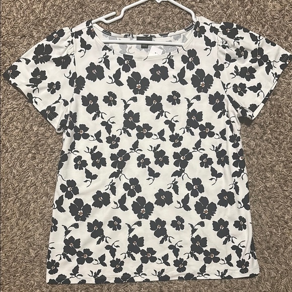 Ann Taylor Factory Tops - Ann Taylor Factory Black and White Floral Top